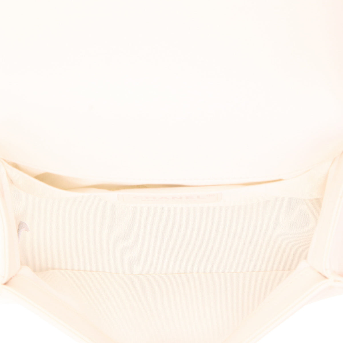Chanel Boy shoulder bag in white quilted leather - DETAIL 3