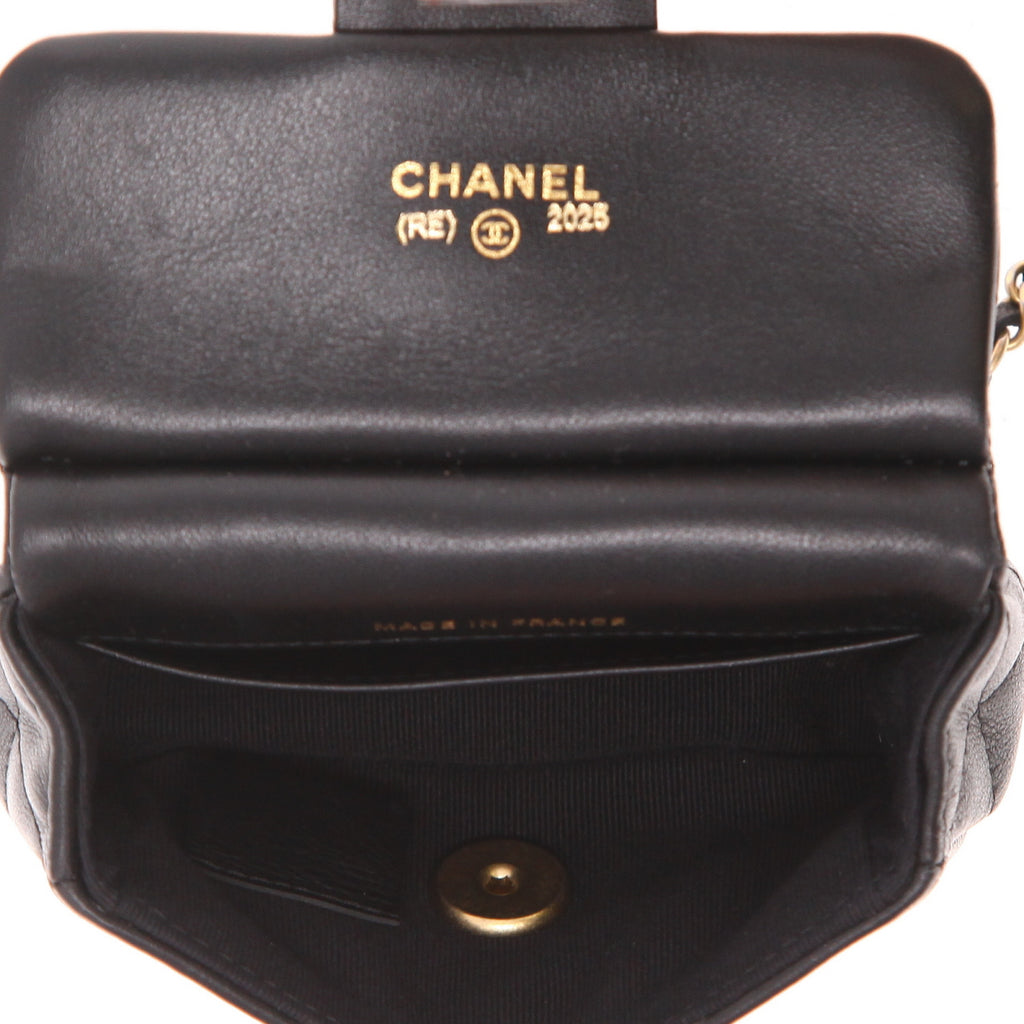 Chanel Chain Pouch mini shoulder bag in black quilted leather - DETAIL 3