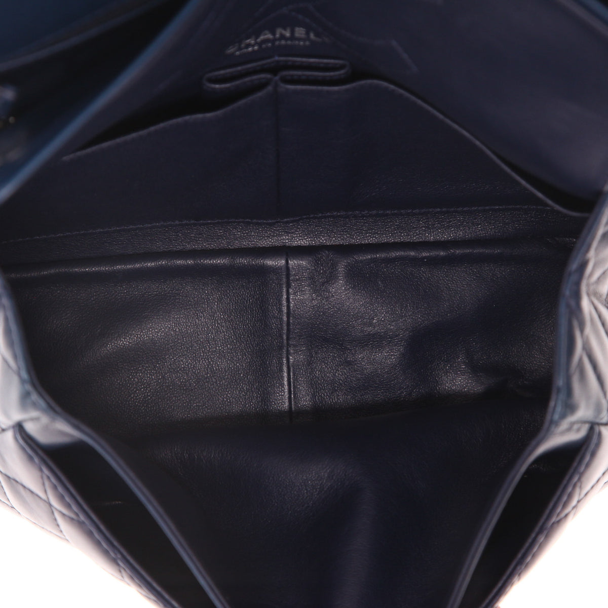 Chanel 2.55 handbag in navy blue quilted leather - DETAIL 3