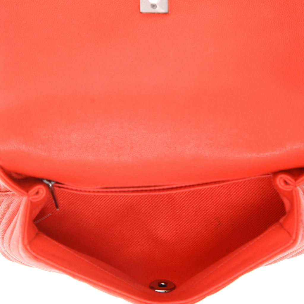 Chanel Coco Handle shoulder bag in red chevron quilted leather - DETAIL 3