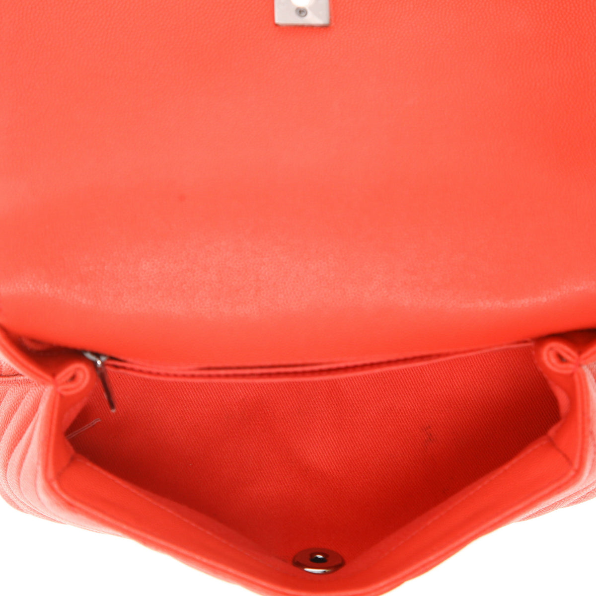 Chanel Coco Handle shoulder bag in red chevron quilted leather - DETAIL 3