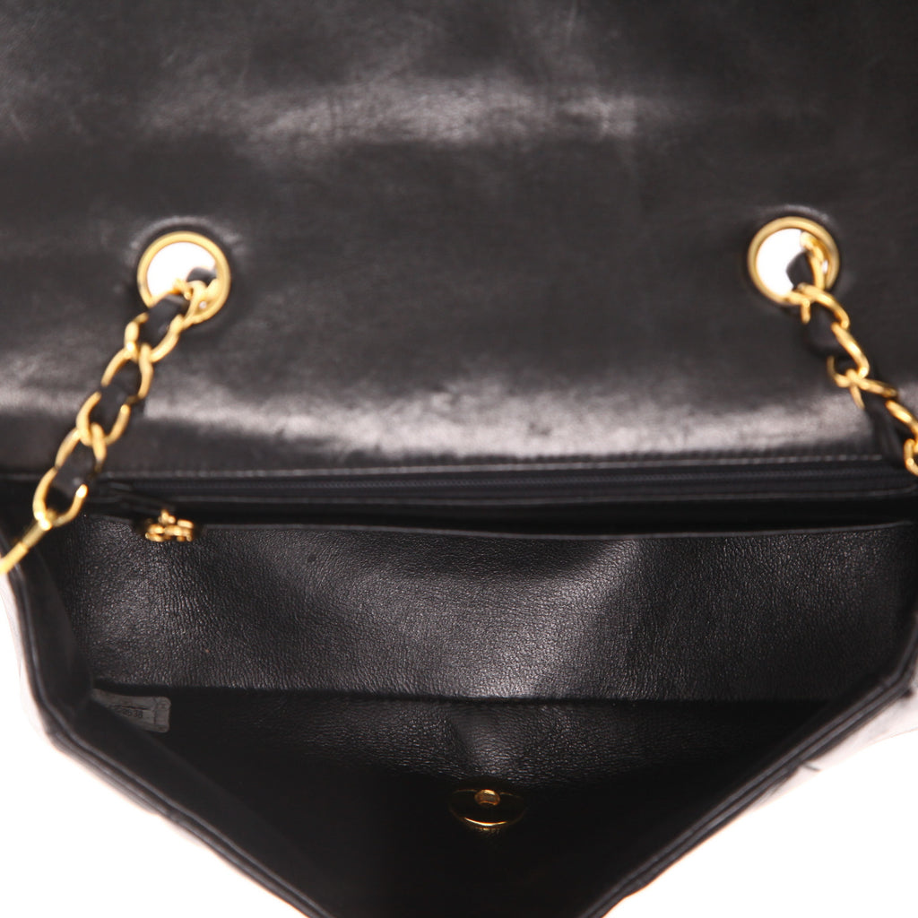Chanel Diana shoulder bag in black quilted leather - DETAIL 3