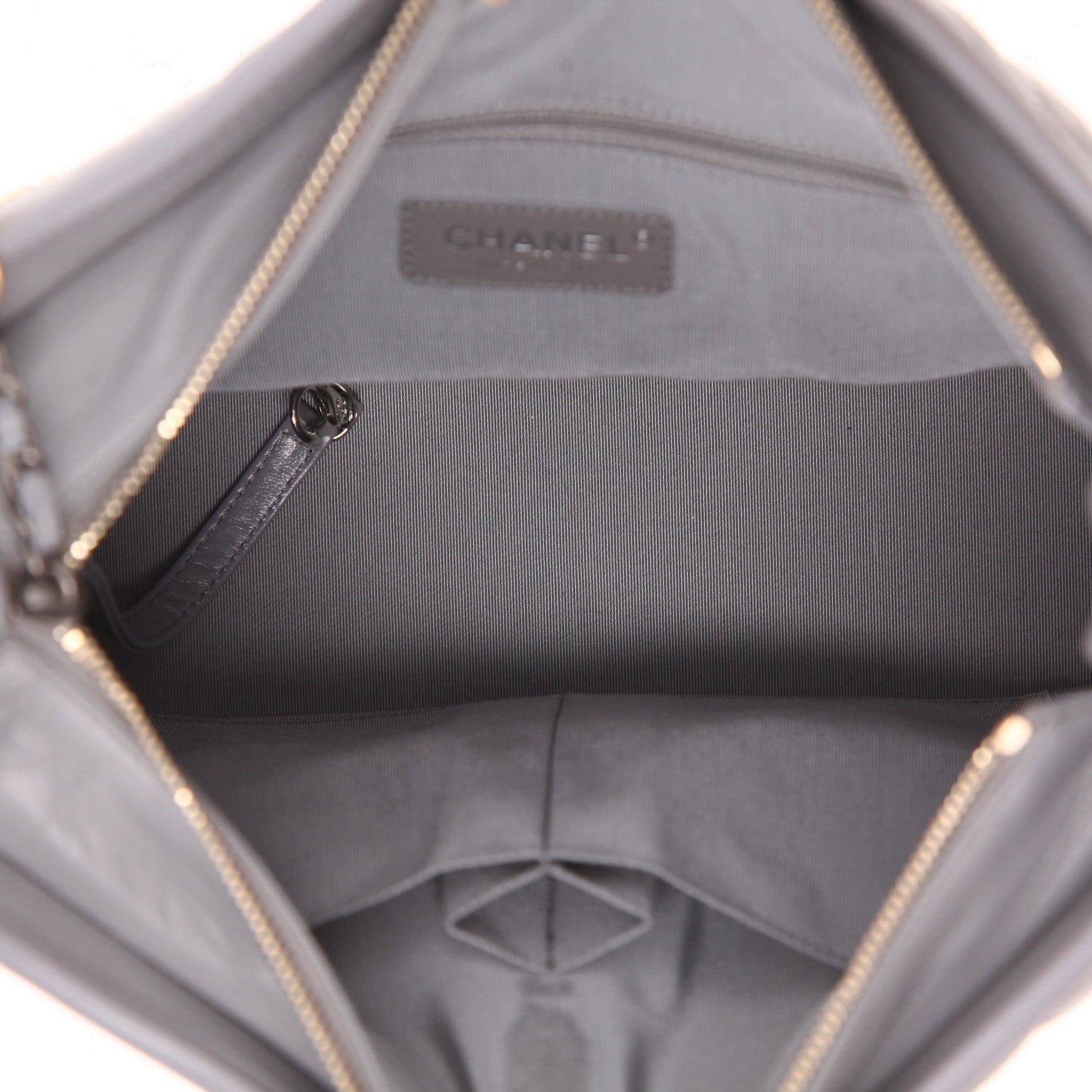 Chanel Gabrielle medium model shoulder bag in grey chevron quilted leather - DETAIL 3