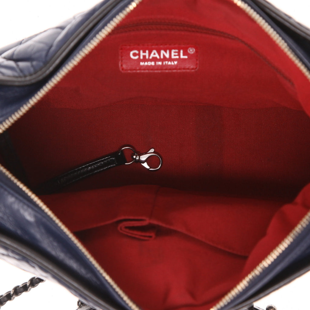Chanel Gabrielle medium model shoulder bag in navy blue and black quilted leather - DETAIL 3