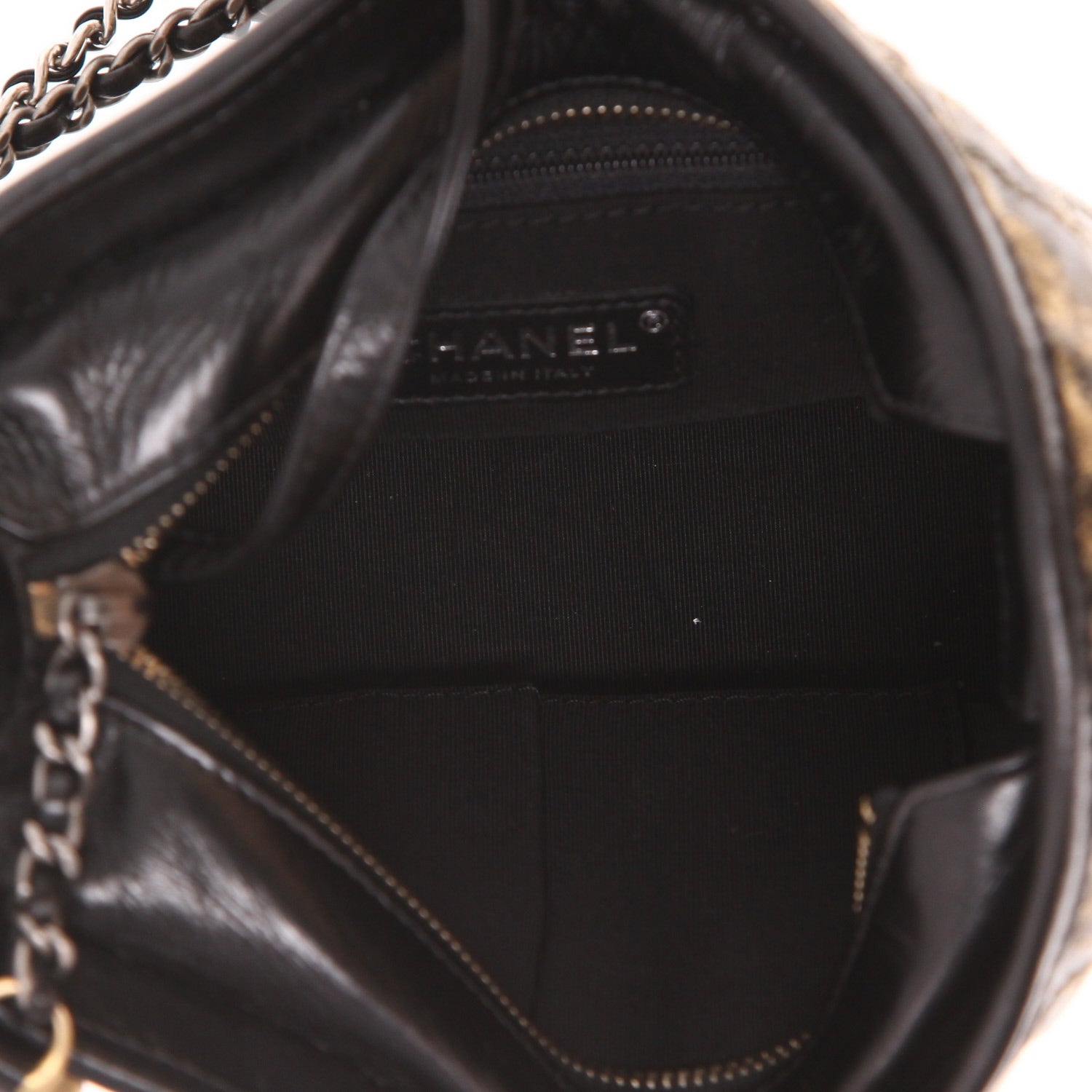 Chanel Gabrielle small shoulder bag in black and gold quilted leather and black leather - DETAIL 3