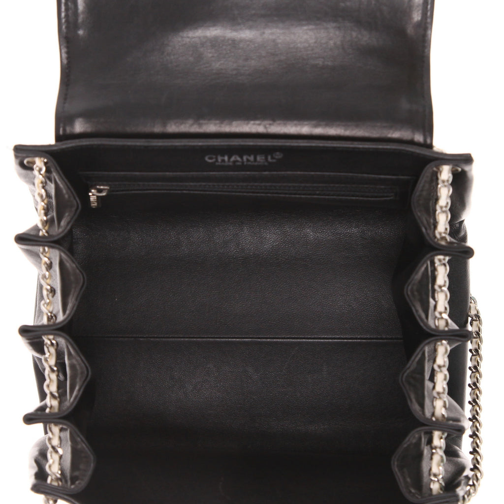 Chanel handbag in black patent leather - DETAIL 3
