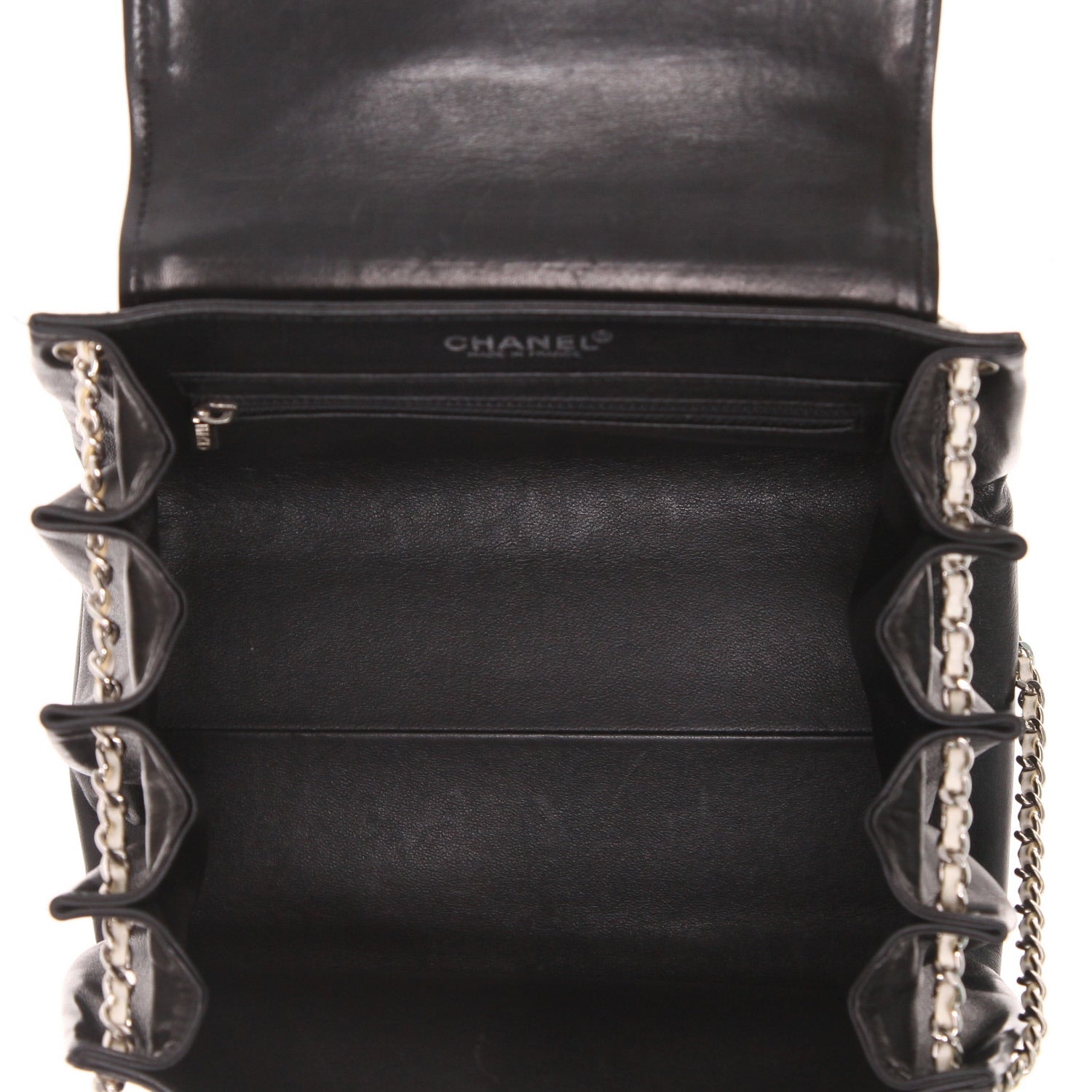 Chanel handbag in black patent leather - DETAIL 3