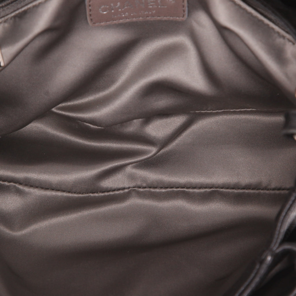 Chanel handbag in black quilted grained leather - DETAIL 3