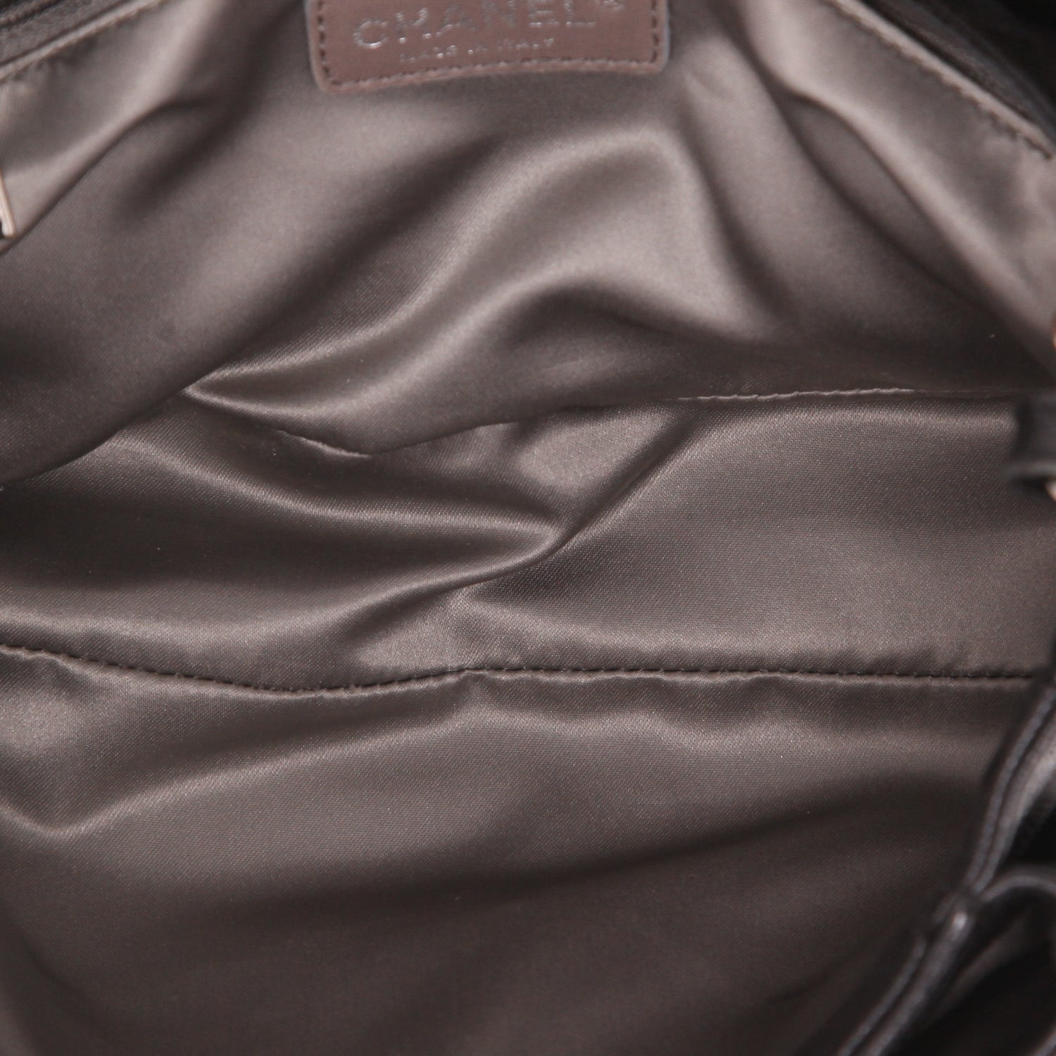 Chanel handbag in black quilted grained leather - DETAIL 3