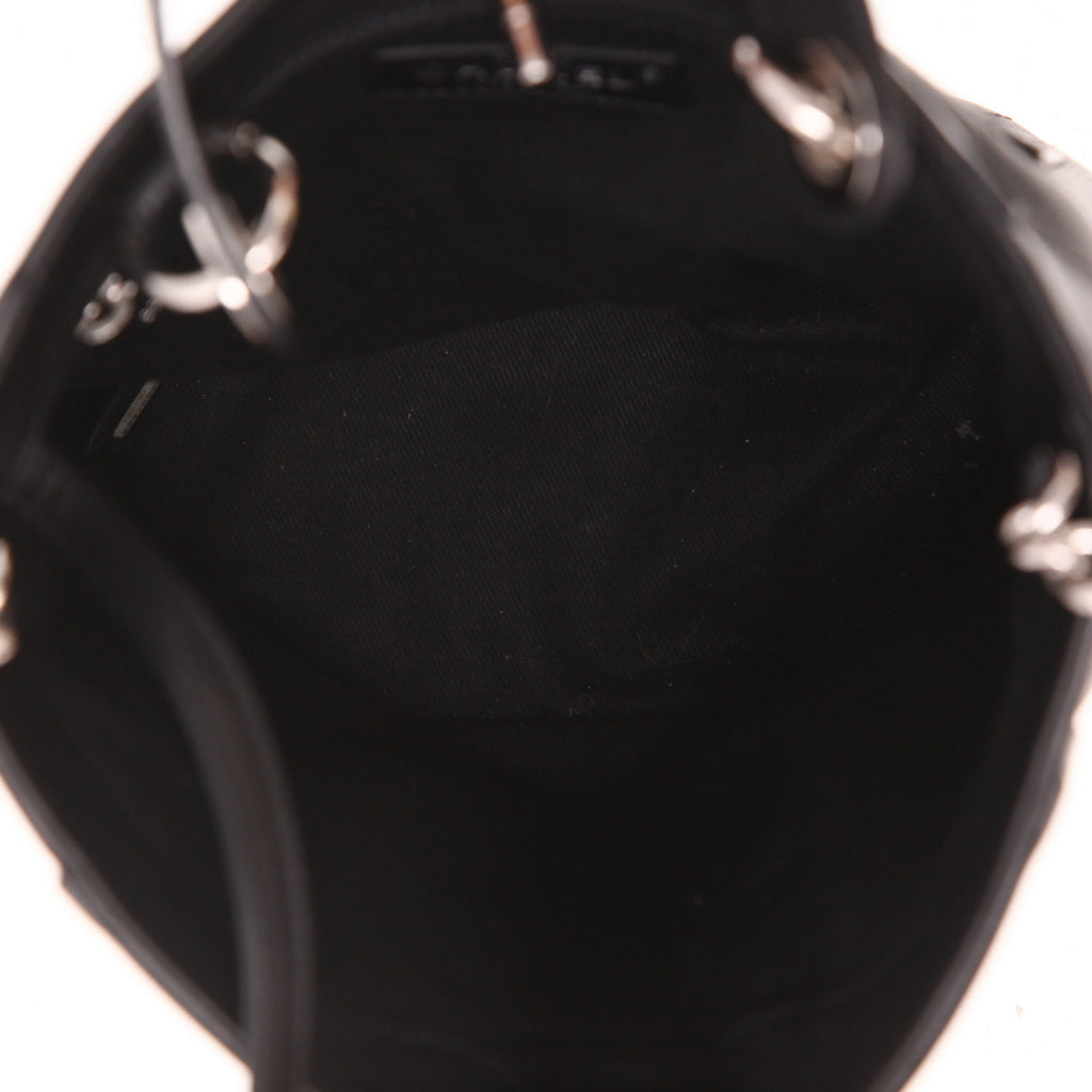 Chanel handbag in black quilted leather - DETAIL 3