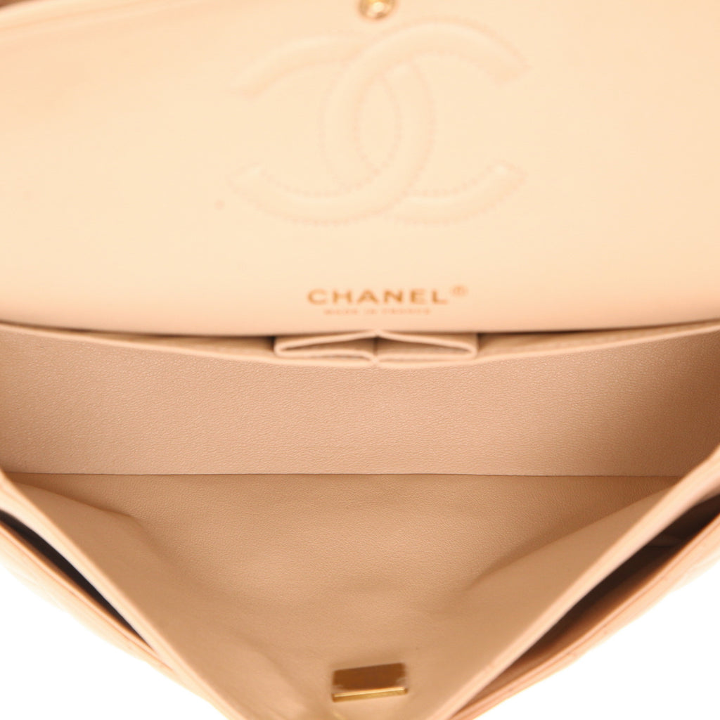 Chanel Timeless Classic handbag in beige quilted leather - DETAIL 3