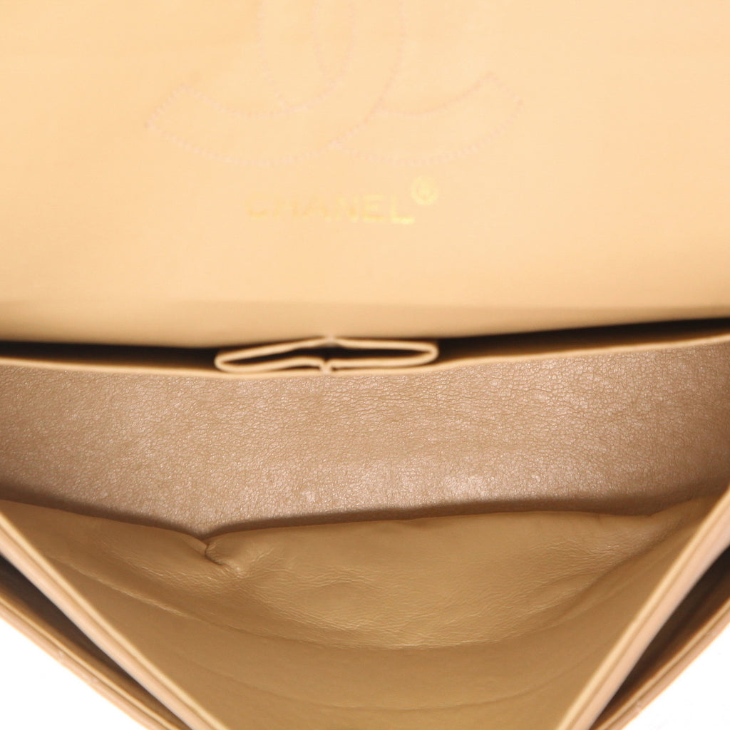 Chanel Timeless Classic handbag in beige quilted leather - DETAIL 3