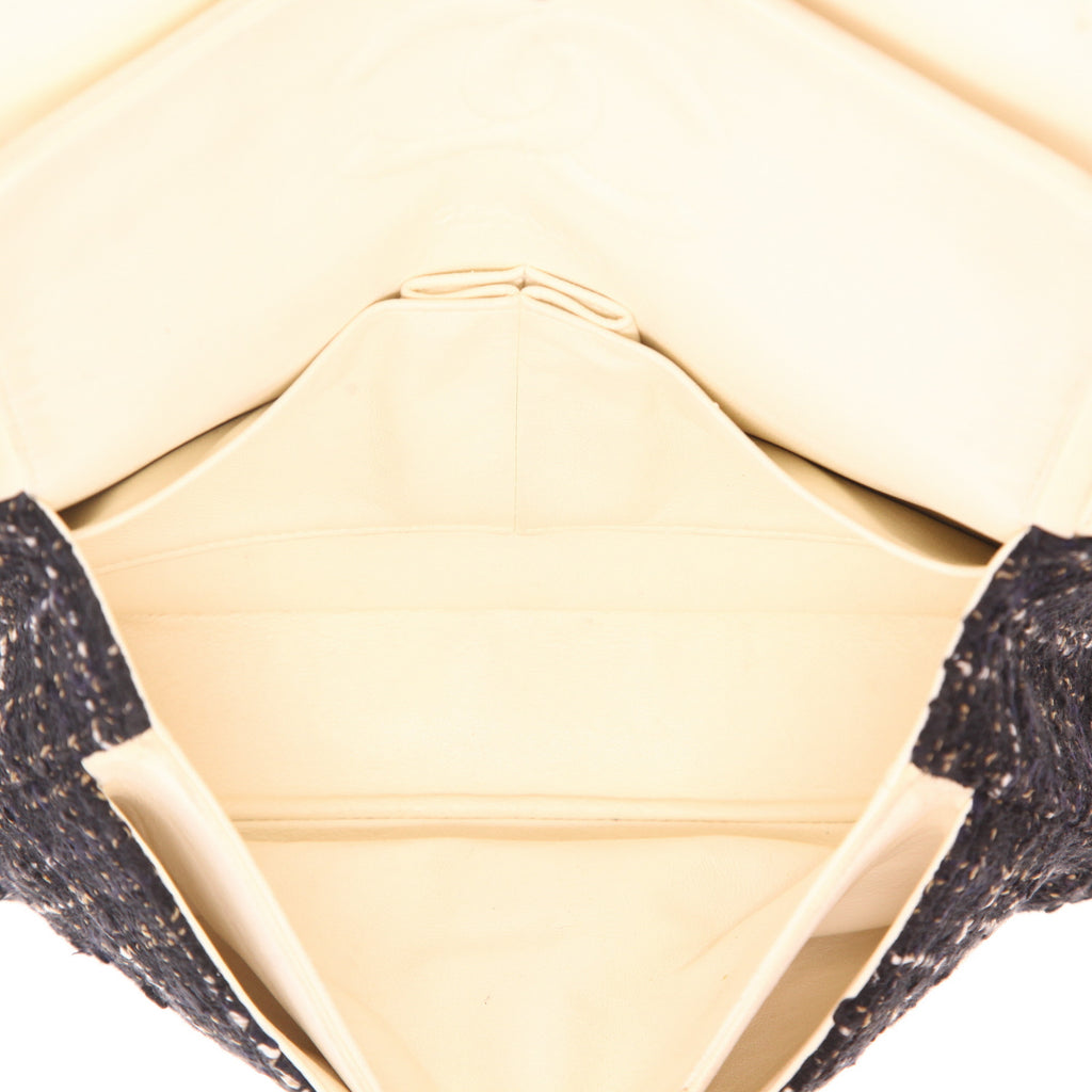 Chanel Timeless Classic handbag in black and cream color quilted tweed and cream color leather - DETAIL 3