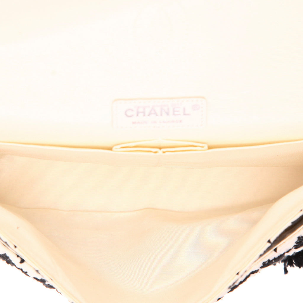 Chanel Timeless Classic handbag in black and white tweed - DETAIL 3