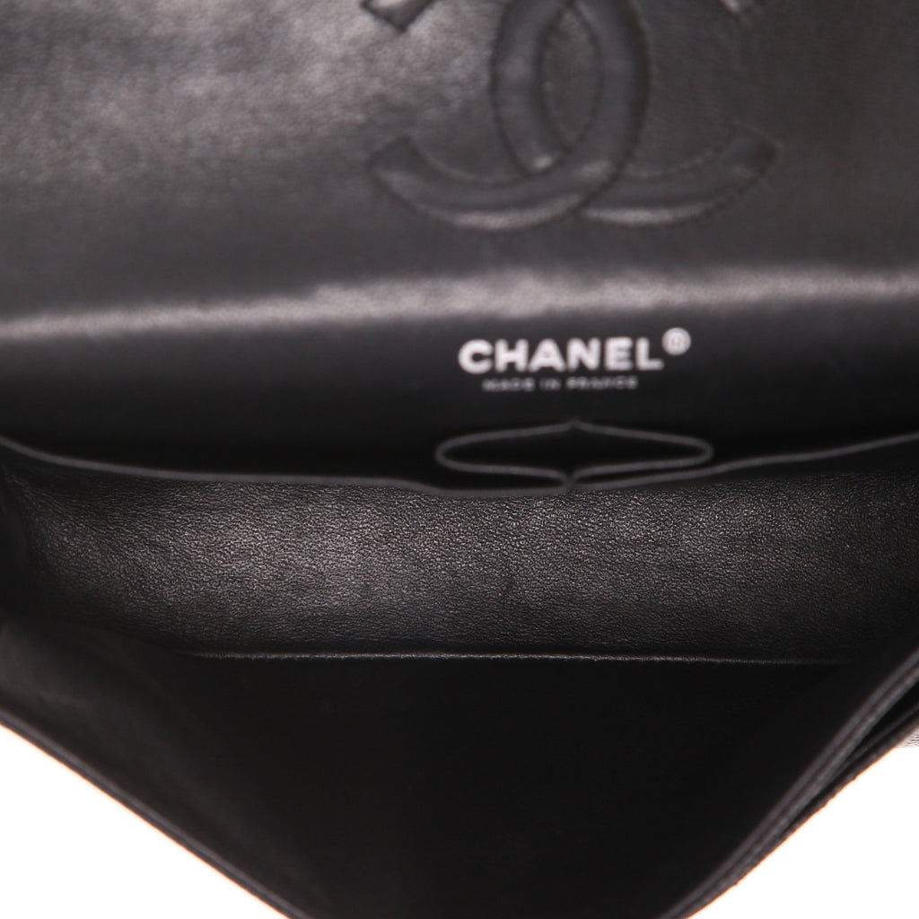 Chanel Timeless Classic handbag in black quilted grained leather - DETAIL 3