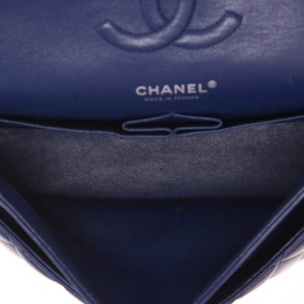 Chanel Timeless Classic handbag in blue quilted leather - DETAIL 3