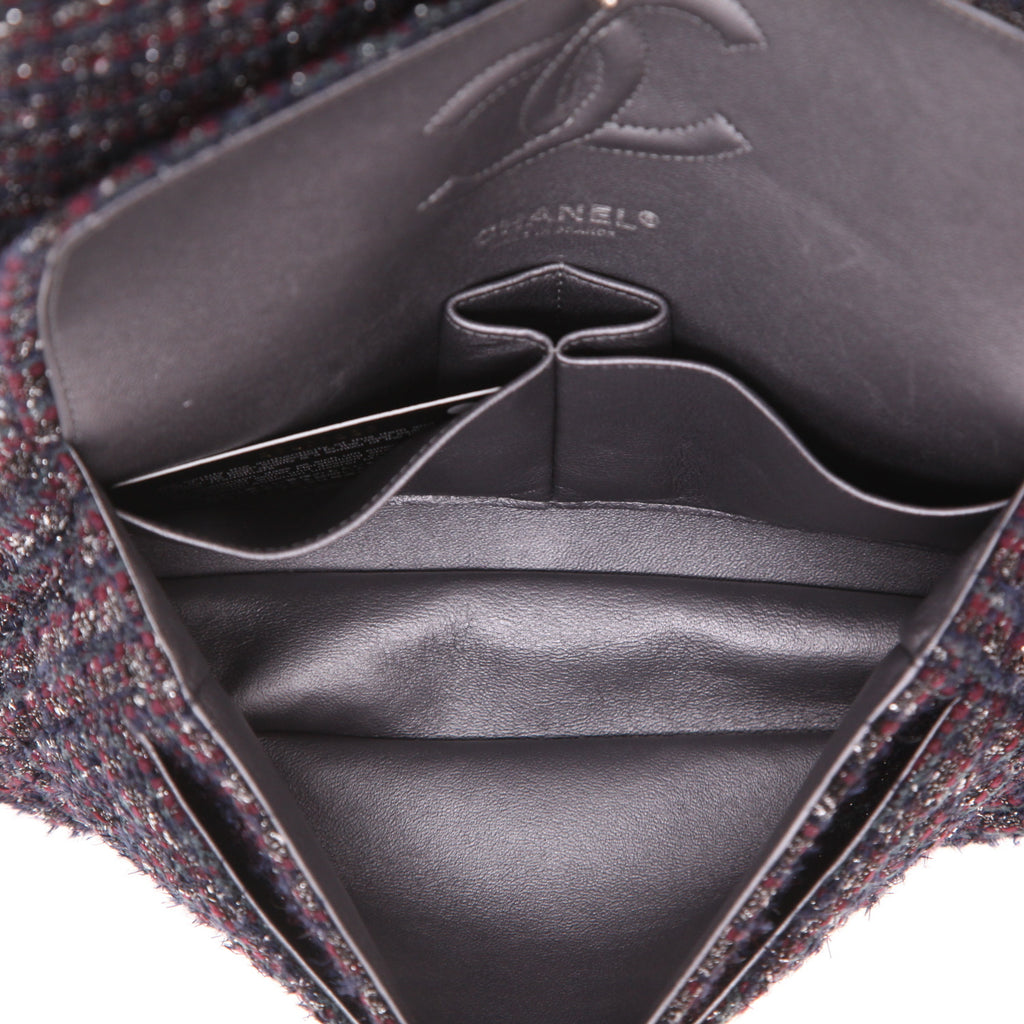 Chanel Timeless Classic handbag in navy blue and burgundy tweed - DETAIL 3