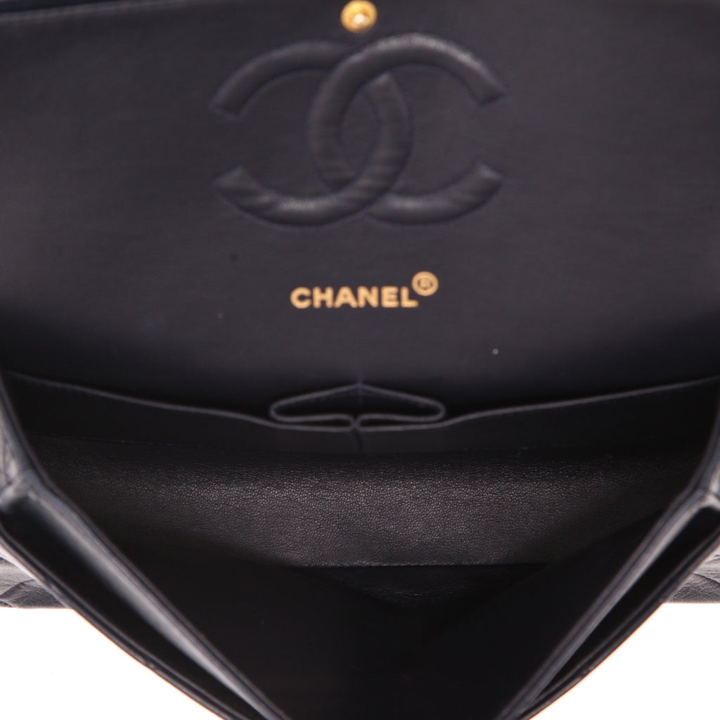 Chanel Timeless Classic handbag in navy blue quilted leather - DETAIL 3