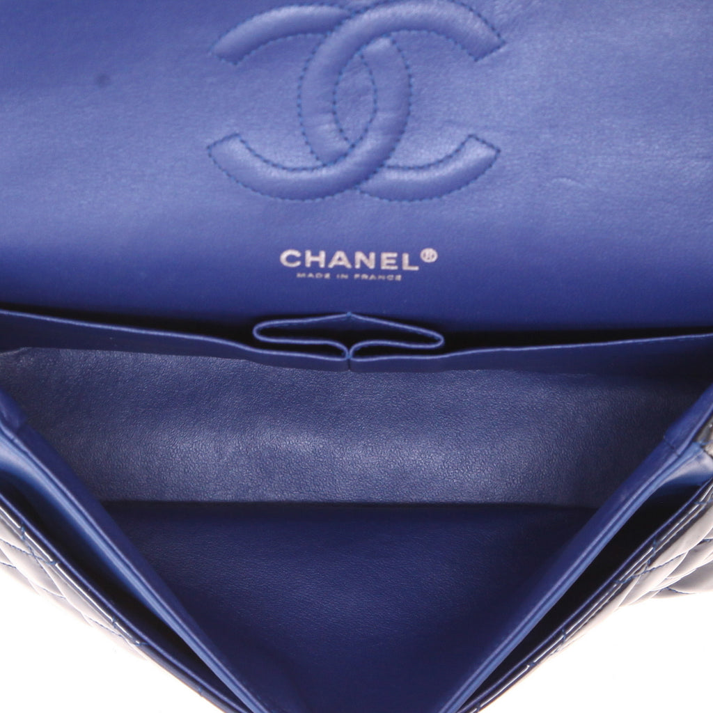 Chanel Timeless Classic handbag in petrol blue quilted patent leather - DETAIL 3