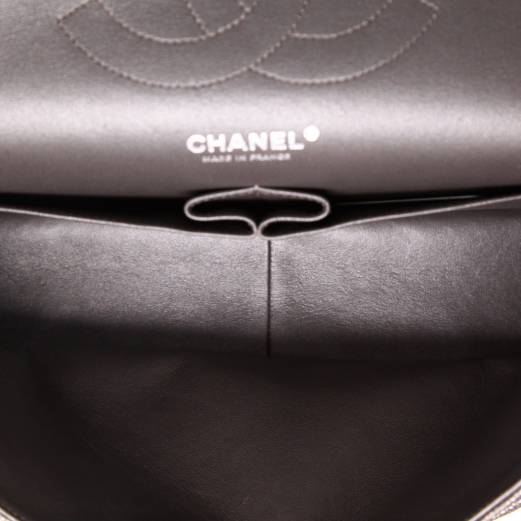 Chanel Timeless Jumbo handbag in grey quilted grained leather - DETAIL 3