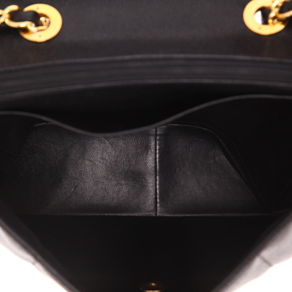 Chanel Timeless Jumbo shoulder bag in black quilted grained leather - DETAIL 3