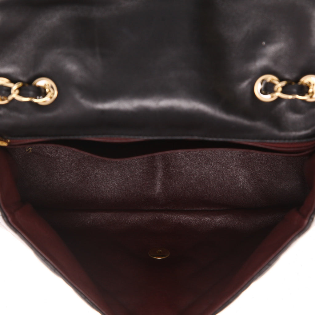 Chanel Timeless Jumbo shoulder bag in black quilted leather - DETAIL 3