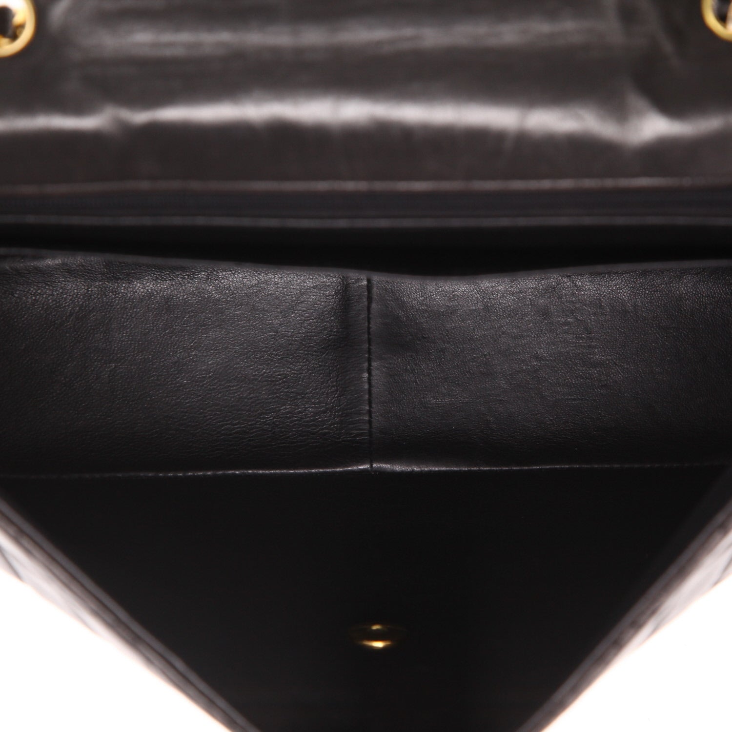 Chanel Timeless Jumbo shoulder bag in black quilted leather - DETAIL 3