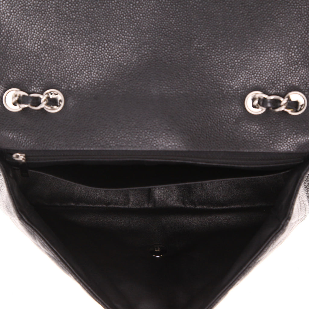 Chanel Timeless Jumbo shoulder bag in black quilted grained leather - DETAIL 3