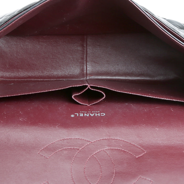 Chanel Timeless Maxi Jumbo handbag in black quilted leather - DETAIL 3
