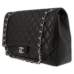 Chanel Timeless Maxi Jumbo shoulder bag in black quilted leather - DETAIL 3