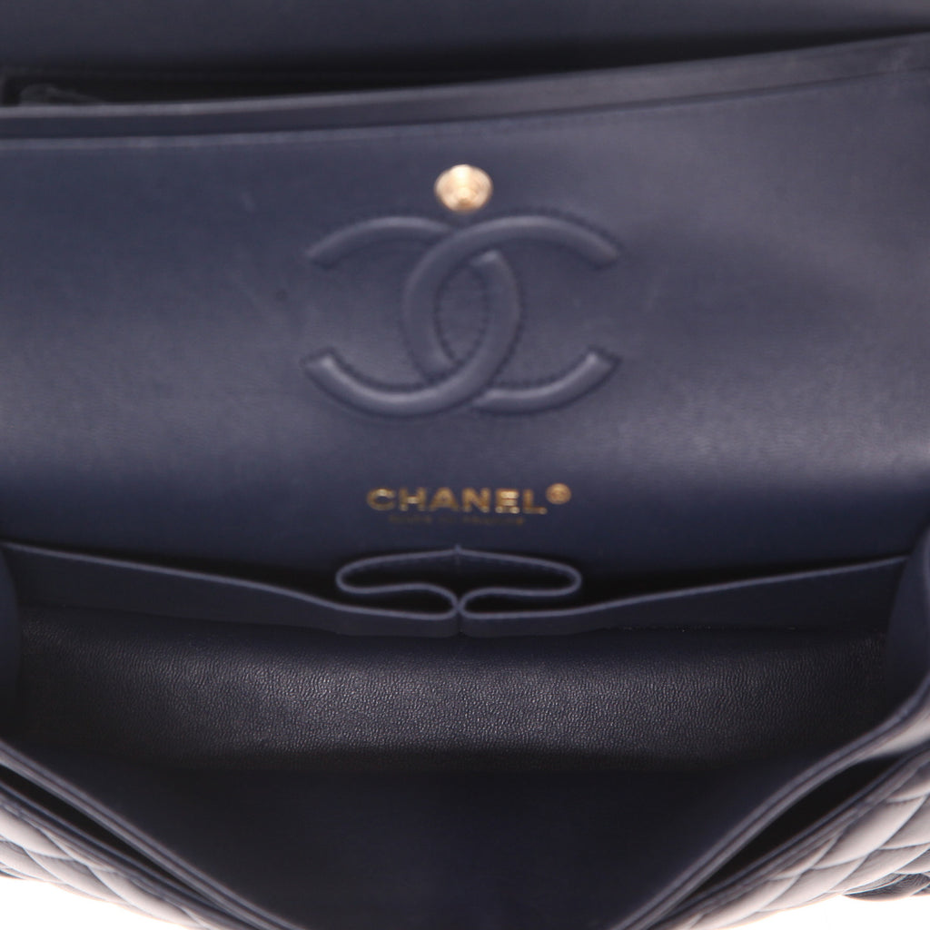 Chanel Timeless Petit handbag in navy blue quilted leather - DETAIL 3