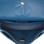 Chanel Timeless Petit shoulder bag in blue quilted grained leather - DETAIL 3