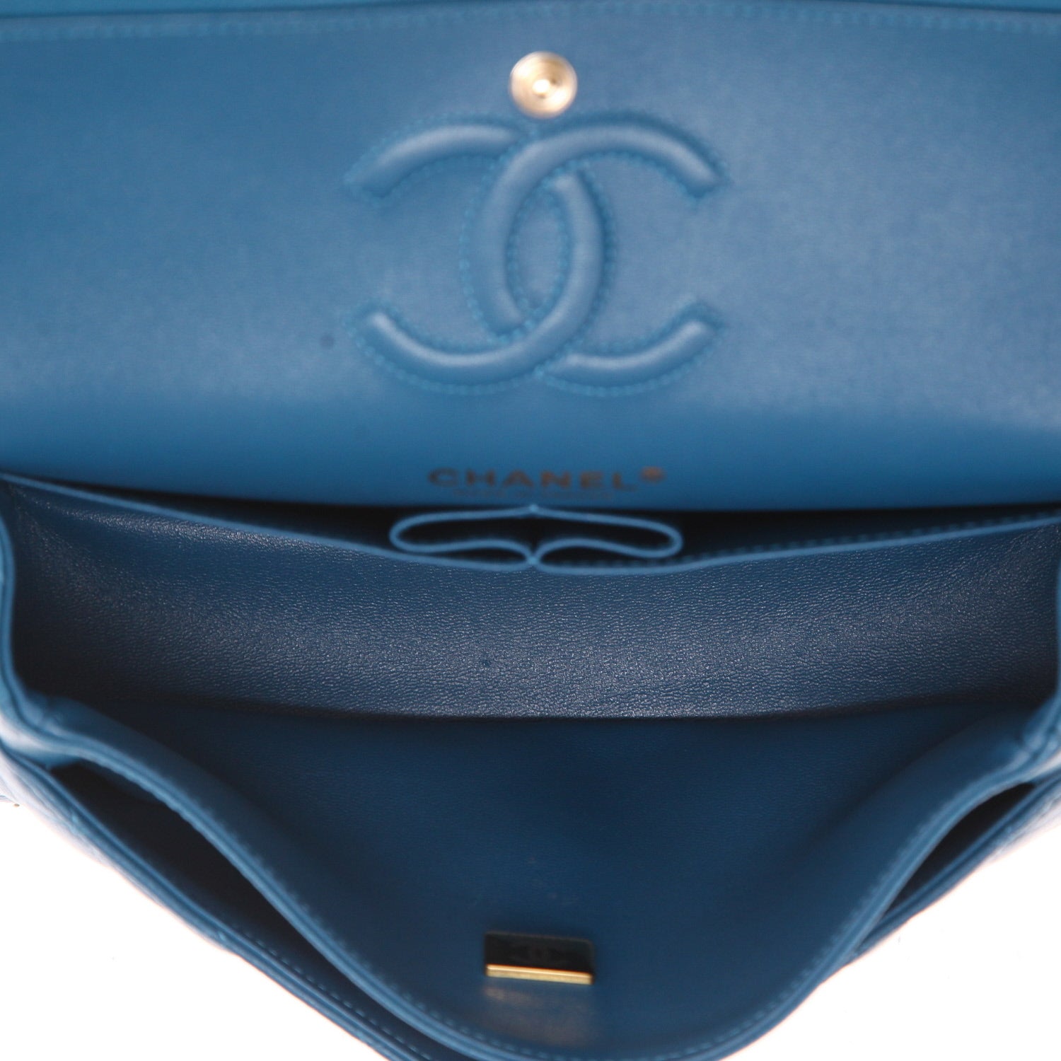 Chanel Timeless Petit shoulder bag in blue quilted grained leather - DETAIL 3