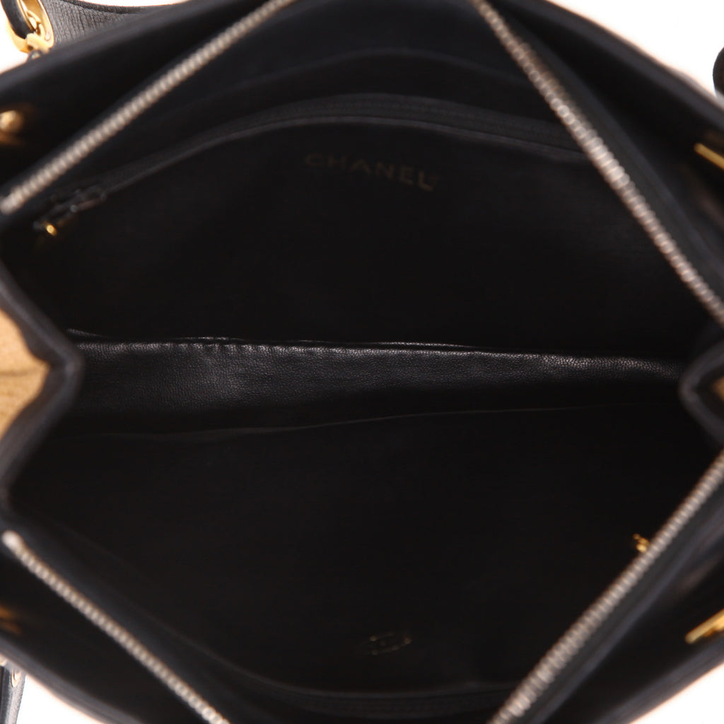 Vintage Chanel 'Shopping' handbag in raffia and black leather - DETAIL 3
