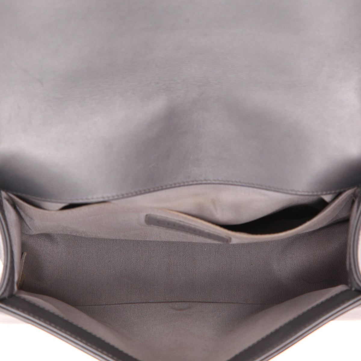 Chanel Boy shoulder bag in grey metallic quilted leather - DETAIL 4