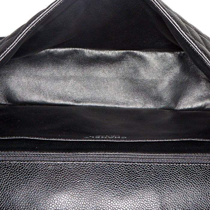 Chanel Timeless Maxi Jumbo handbag in black quilted grained leather - DETAIL 4