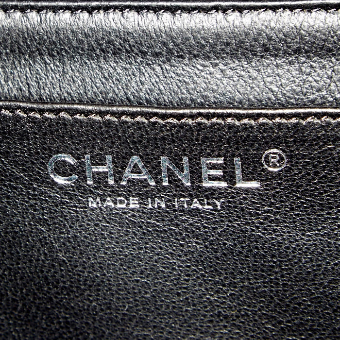 Chanel Timeless Maxi Jumbo handbag in black quilted grained leather - DETAIL 5