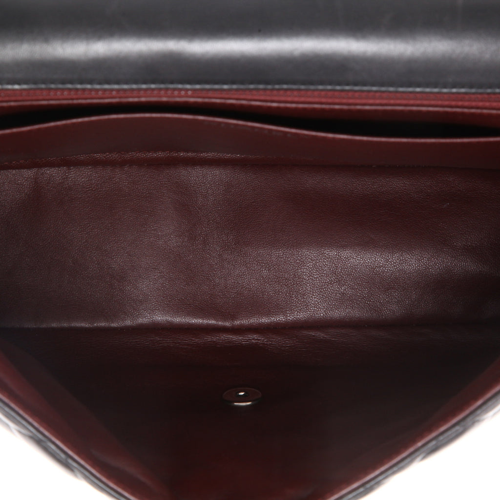 Chanel Timeless Maxi Jumbo shoulder bag in black quilted leather - DETAIL 8