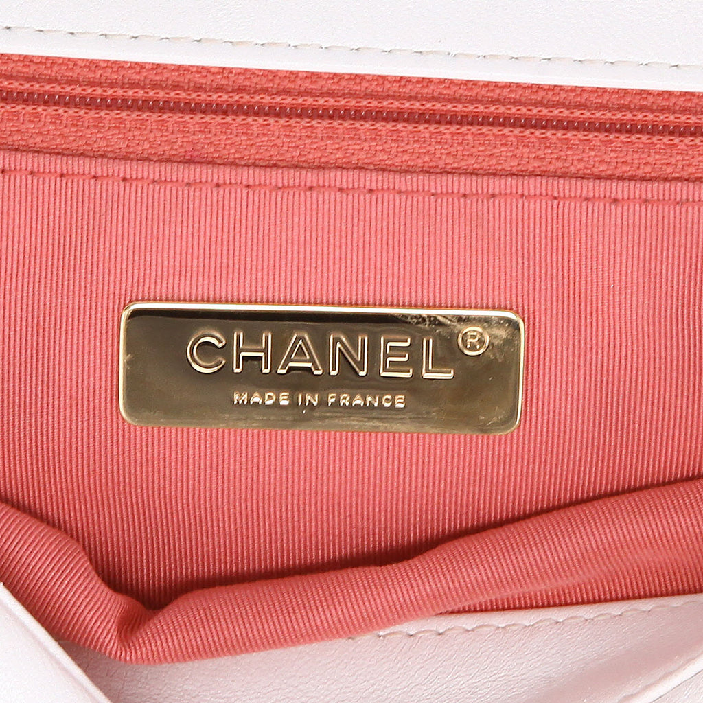 Chanel 19 shoulder bag in white quilted leather - DETAIL 9