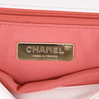 Chanel 19 shoulder bag in white quilted leather - DETAIL 9