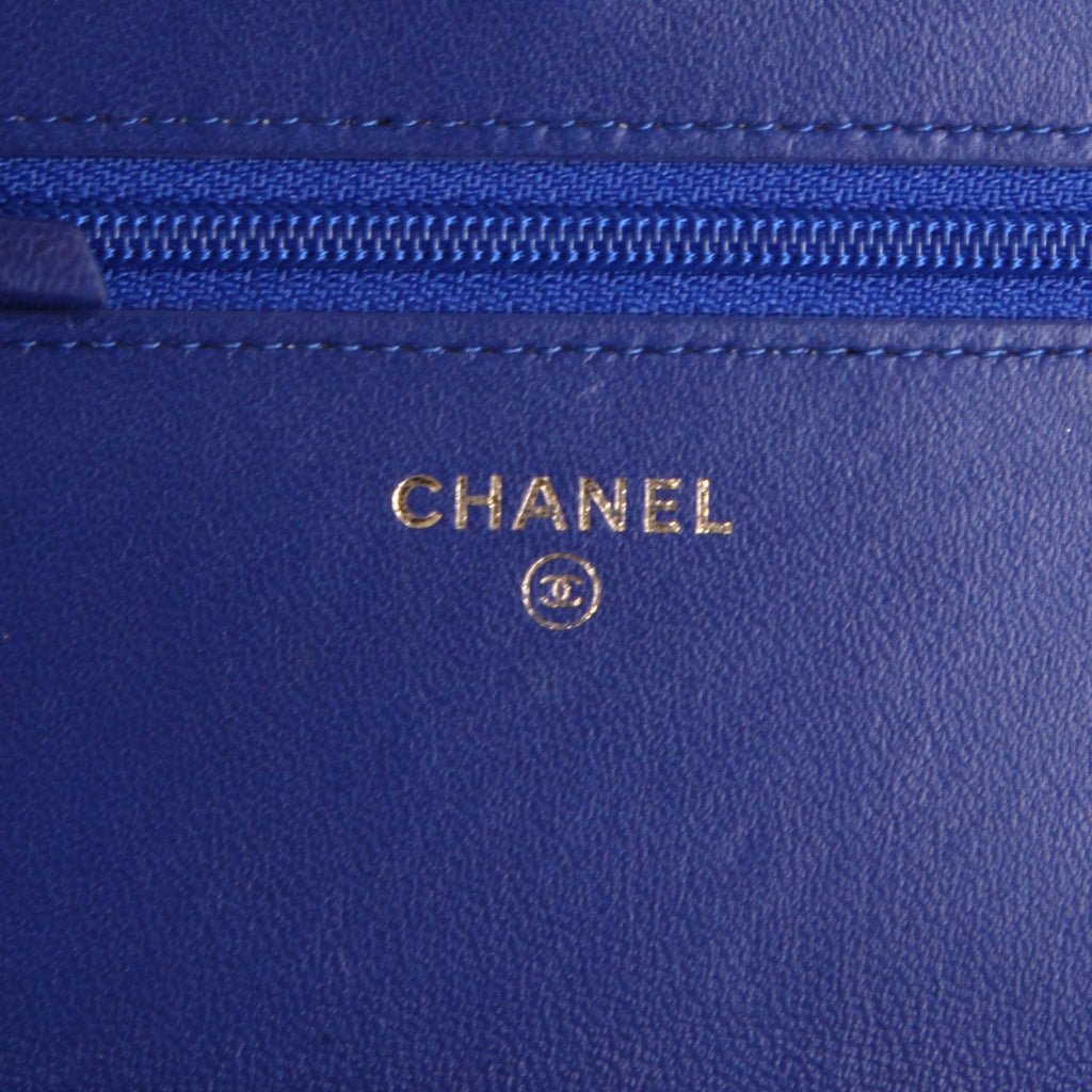 Chanel Wallet on Chain pouch in royal blue quilted velvet - DETAIL 9