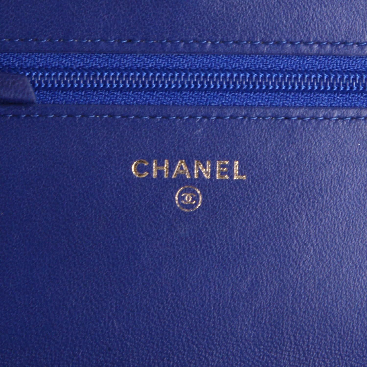 Chanel Wallet on Chain pouch in royal blue quilted velvet - DETAIL 9