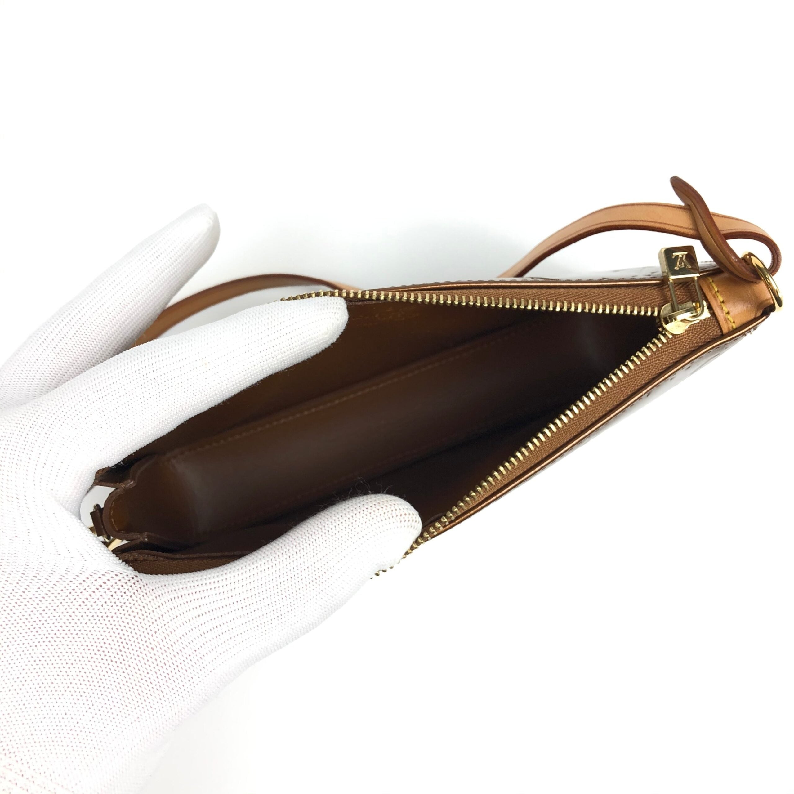 LOUIS VUITTON VERNIS POCHETTE SHOULDER BAG