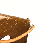 LOUIS VUITTON VERNIS POCHETTE SHOULDER BAG