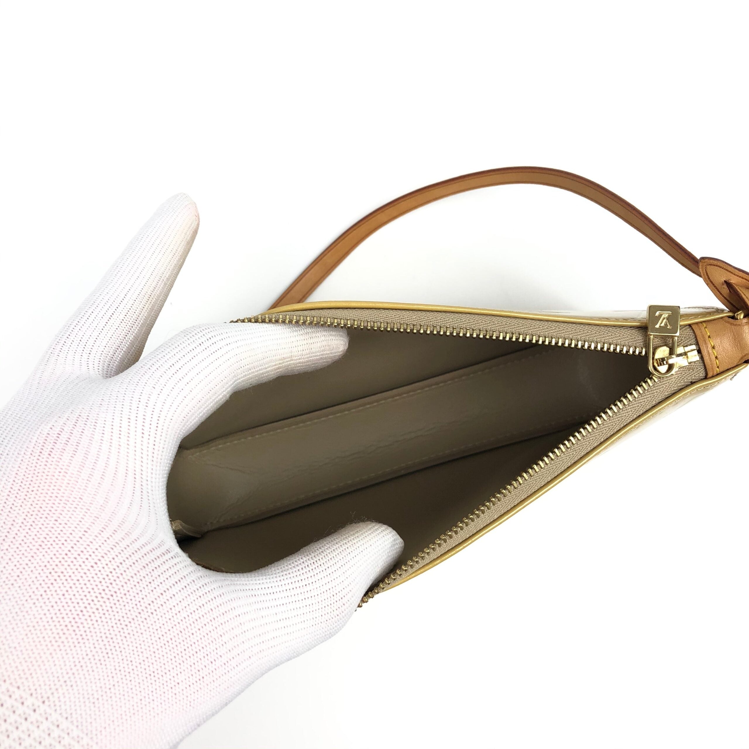LOUIS VUITTON VERNIS POCHETTE SHOULDER BAG